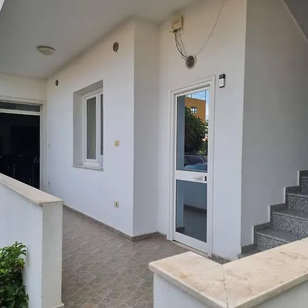 Modern & Spacious 3 Bedroom Ground Floor Apartment/vila Willa Tirana