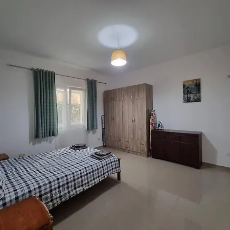 Modern & Spacious 3 Bedroom Ground Floor Apartment/vila Willa *