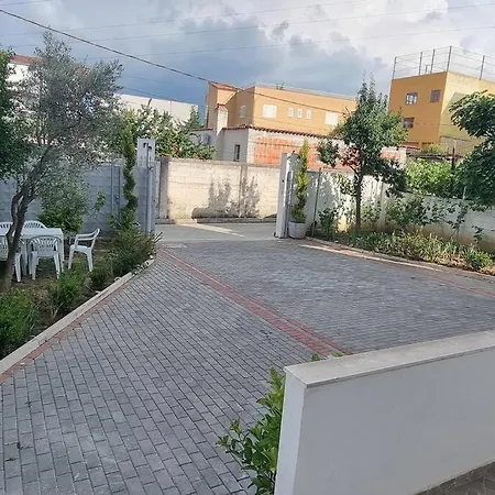 Modern & Spacious 3 Bedroom Ground Floor Apartment/vila Willa