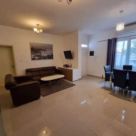 Βίλα Modern & Spacious 3 Bedroom Ground Floor Apartment/vila *