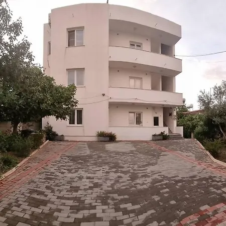 Modern & Spacious 3 Bedroom Ground Floor Apartment/vila Βίλα Τίρανα